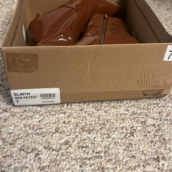 STEVE MADDEN PATENT CHOCOLATE HEEL BOOTS - Picture 3 of 5